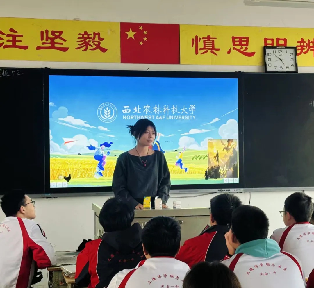 深情反哺归母校 ，倾情引航话未来